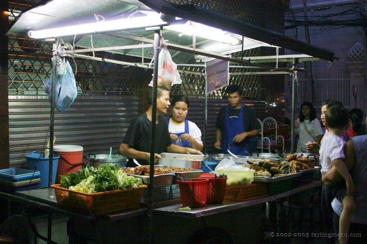 35 nighttime food stall.jpg